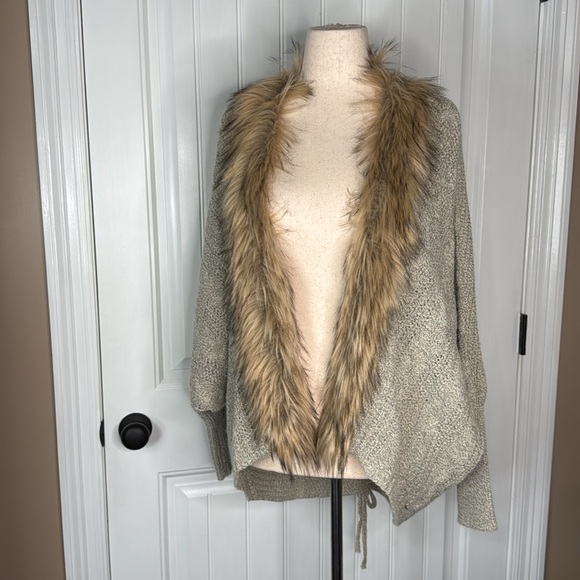 Do & Rae Cardigan with faux fur collar Size small-color taupe - Picture 9 of 12